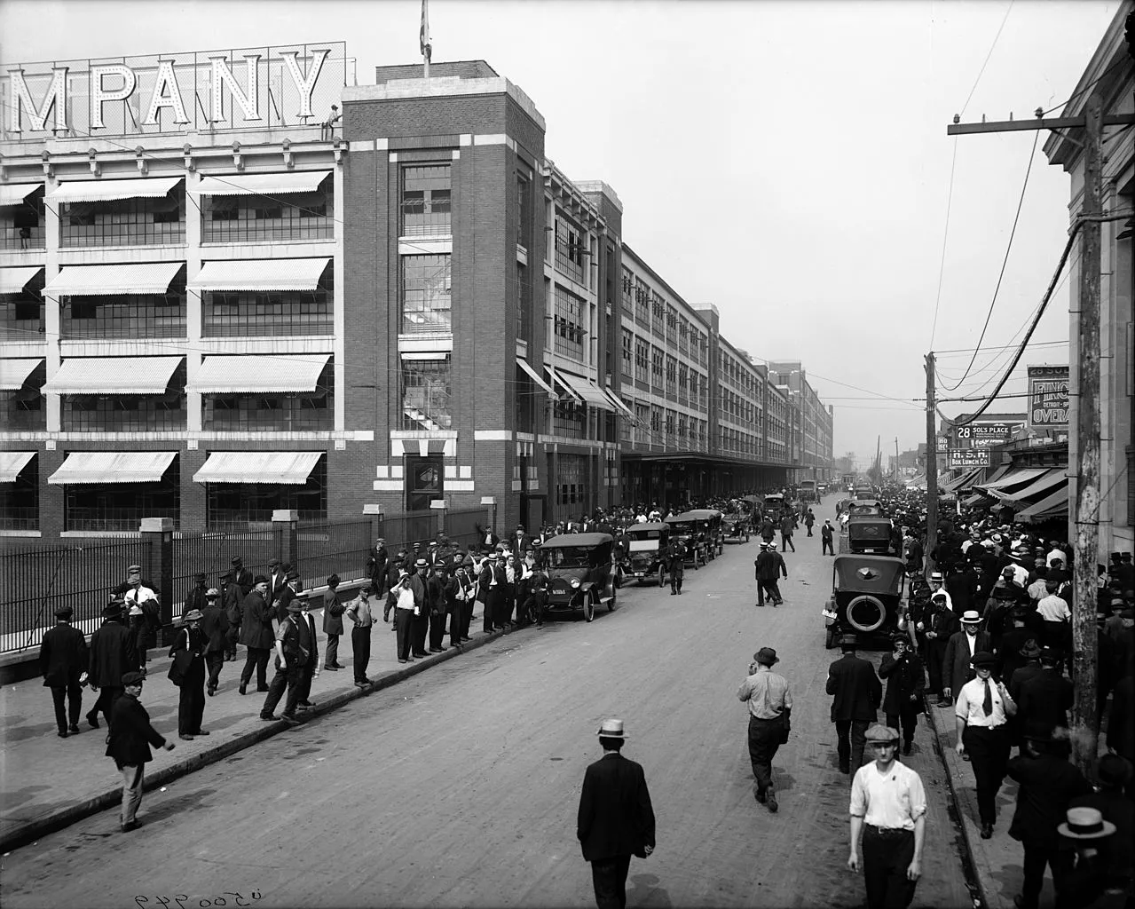1871160-fabryka-ford-motor-company-w-detroit.jpg