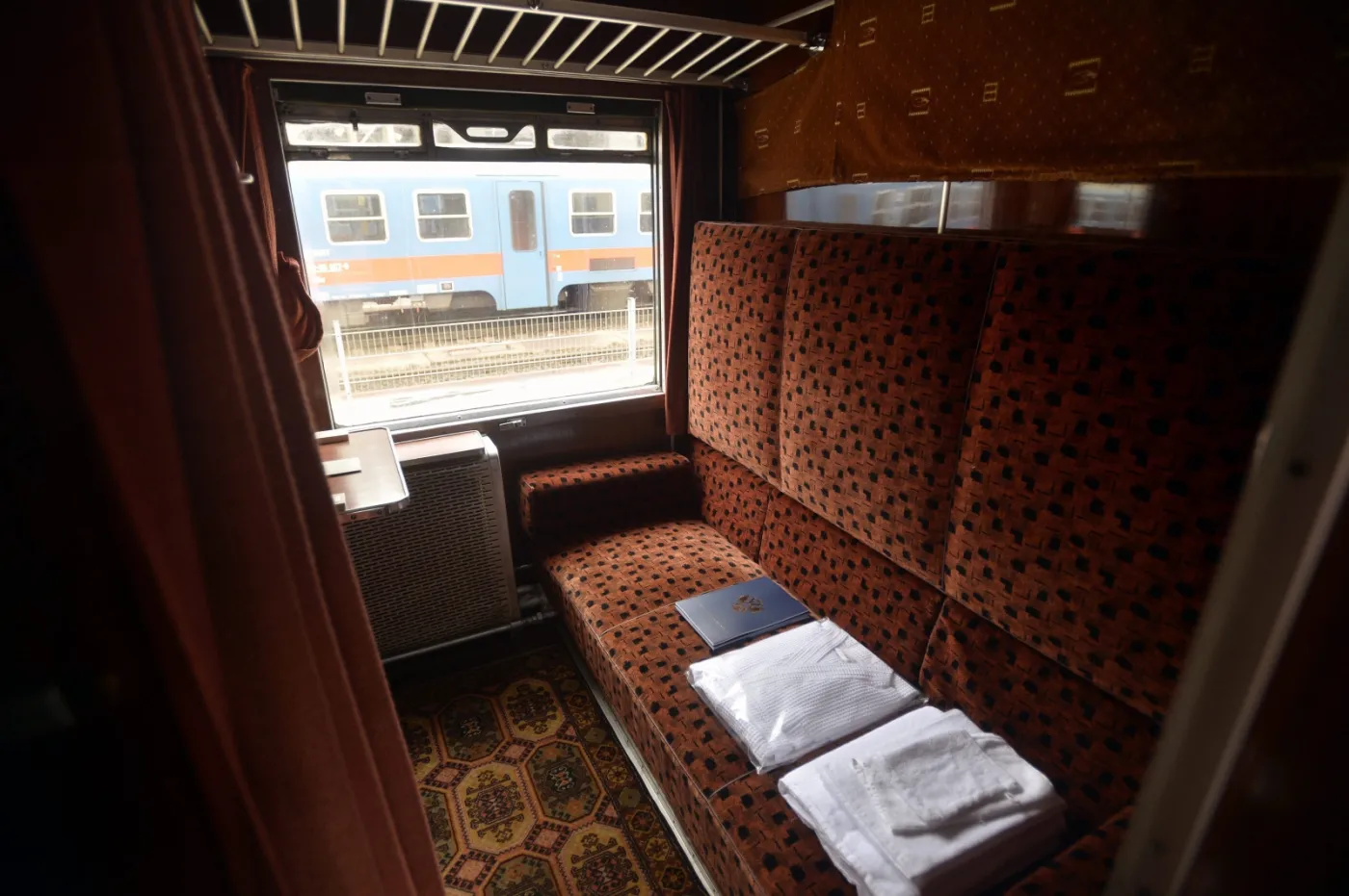 1956851-widok-z-wnetrza-wagonu-sypialnegoepa.jpg