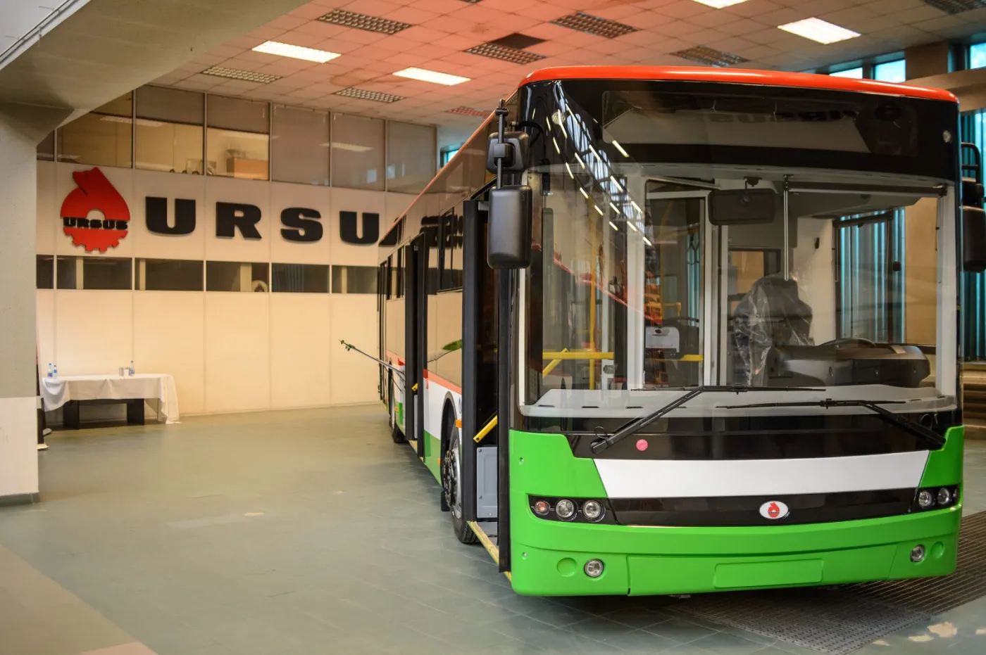 1988319-pierwszy-elektryczny-autobus-marki.jpg