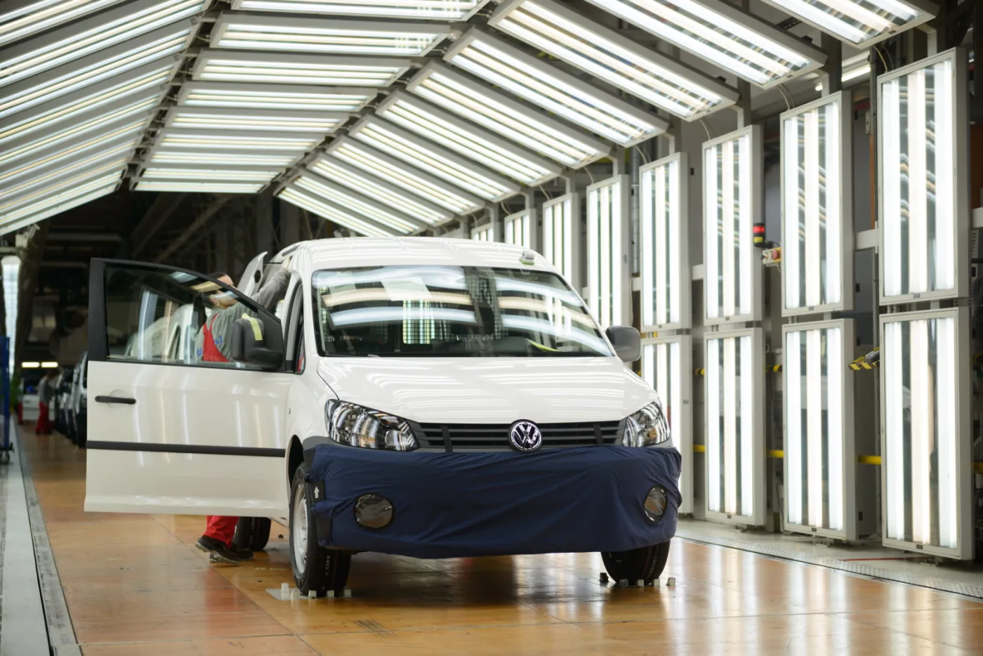 2071167-hale-produkcyjne-volkswagen-poznan.jpg