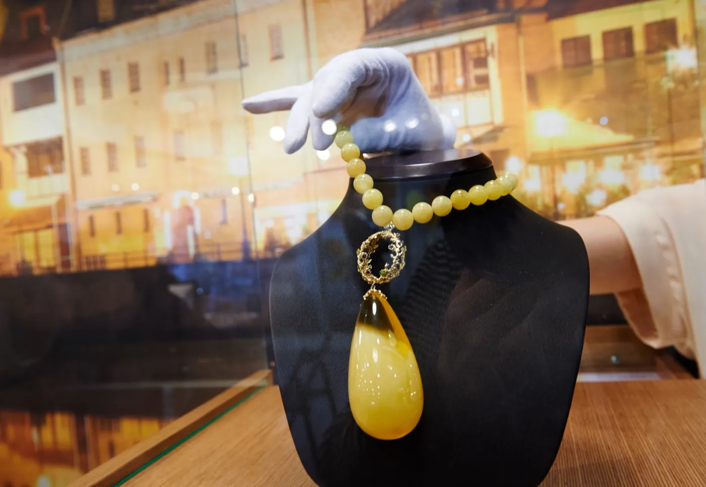 2125407-bursztynowy-naszyjnik-wyeksponowany.jpg