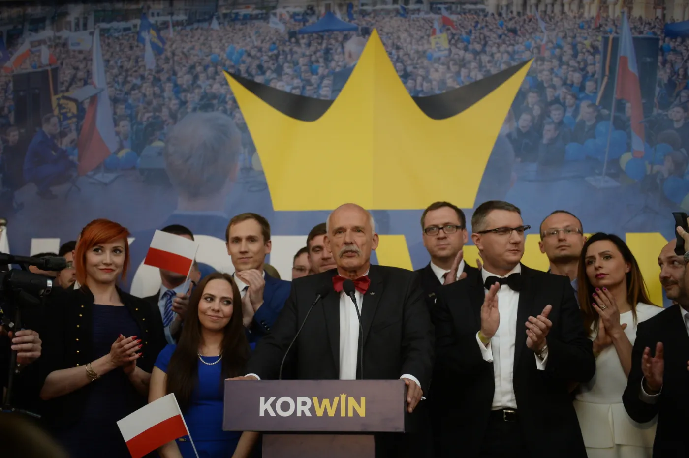 2174239-janusz-korwin-mikke-w-swoim-sztabie.jpg