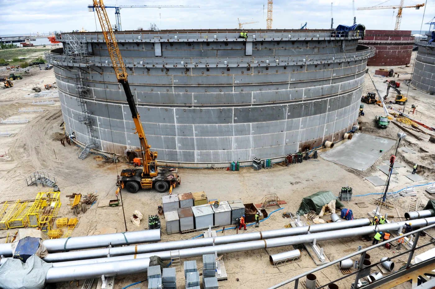 2177971-budowa-terminala-naftowego-w-porcie.jpg