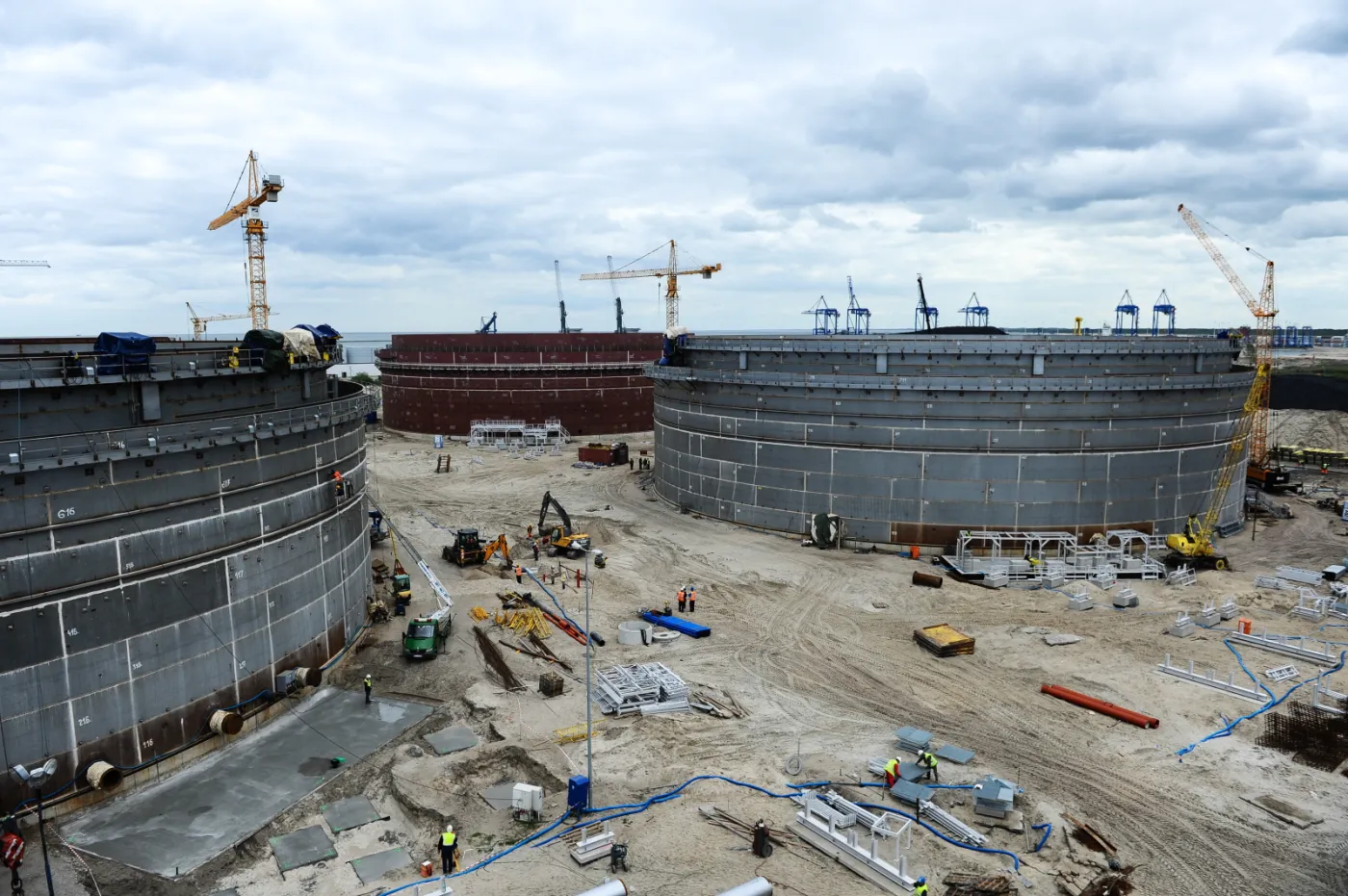 2178003-budowa-terminala-naftowego-w-porcie.jpg