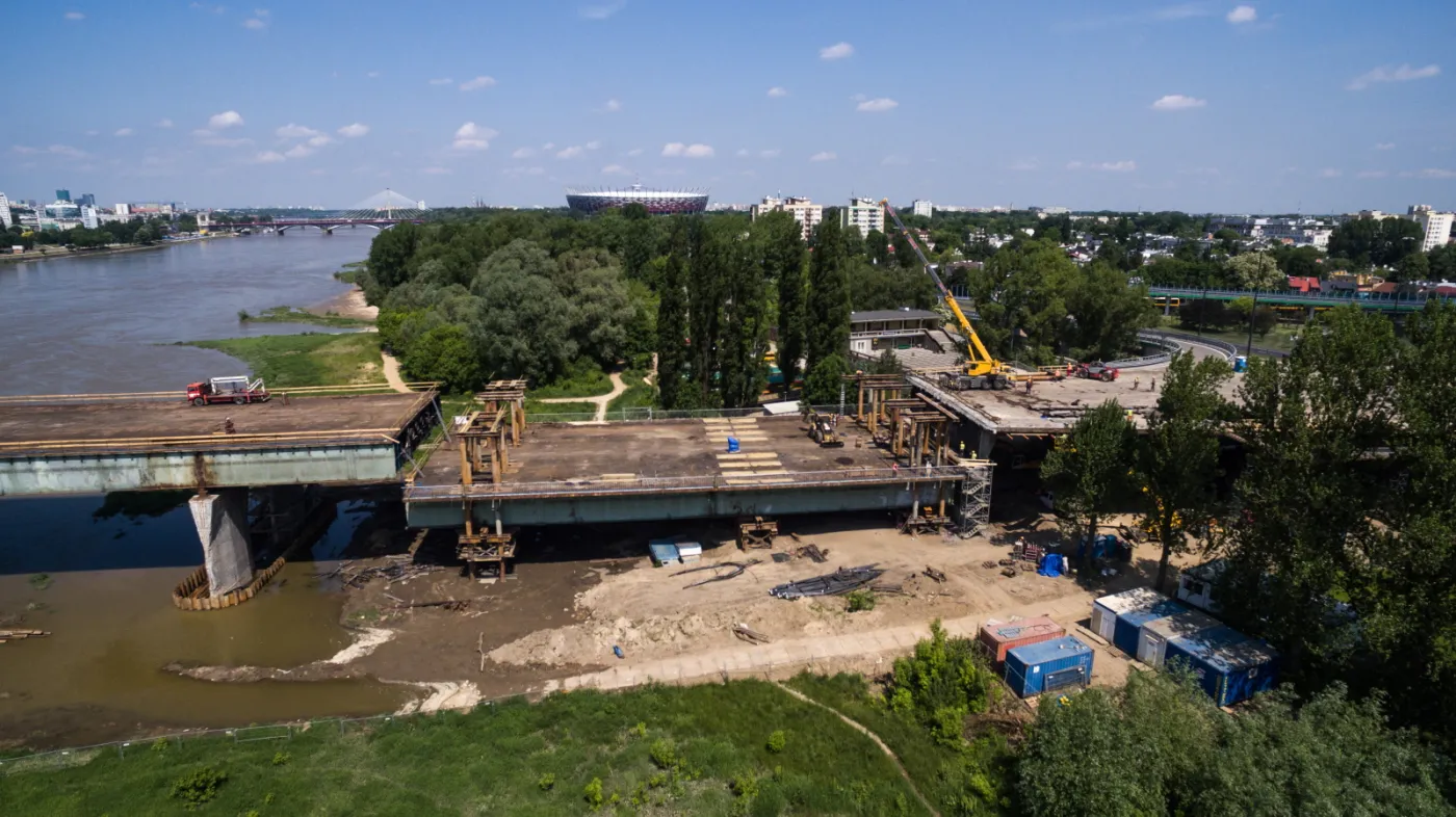 2201425-widok-z-lotu-ptaka-na-remont-mostu.jpg