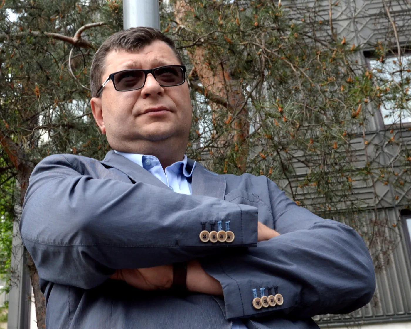 Zbigniew Stonoga podczas konferencji prasowej przed biurem przepustek Sejmu w Warszawie. 