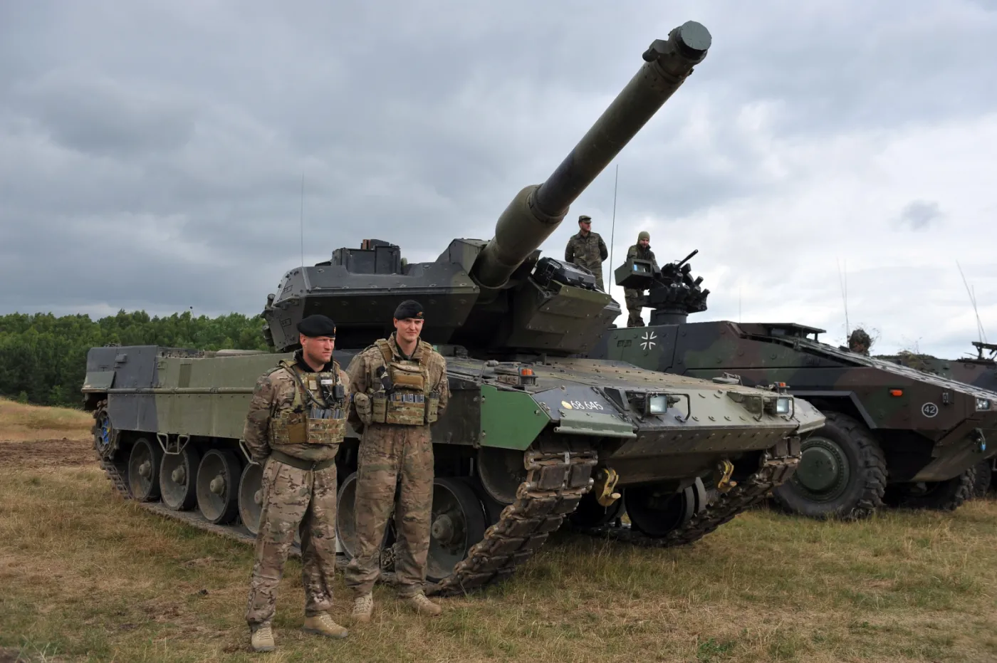 2223160-dunskie-czolgi-leopard-2a5-podczas.jpg