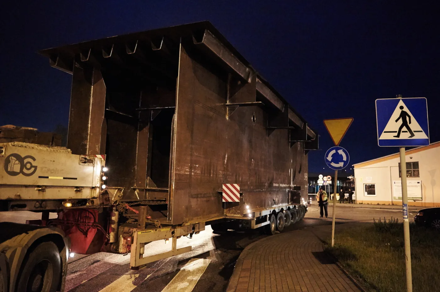 2227762-transport-elementow-jezdnych-mostu.jpg