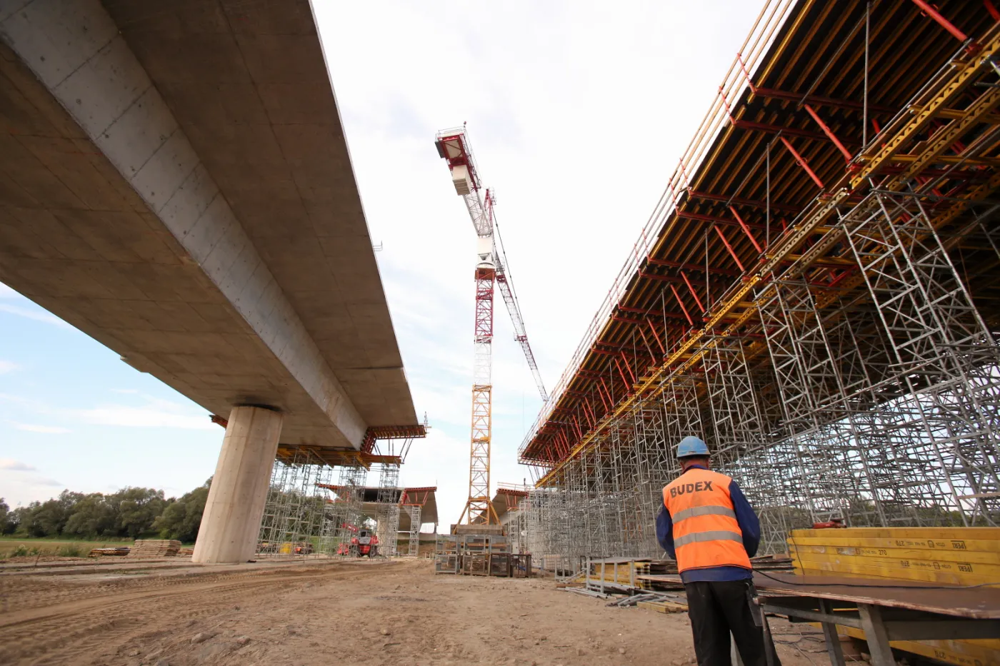 Wschodnia obwodnica Krakowa coraz bliżej. Zobacz zdjęcia z budowy mostu na Wiśle