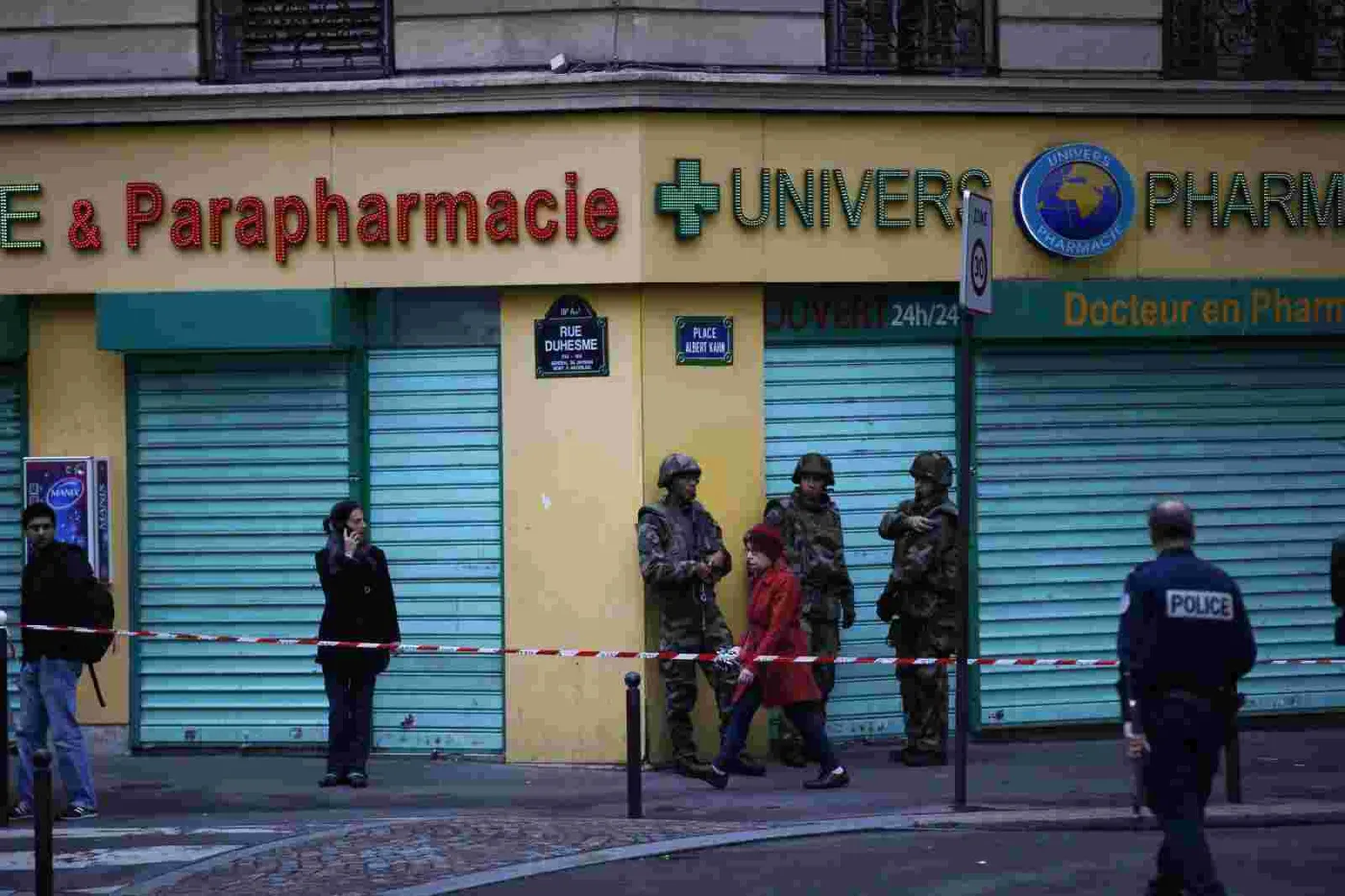 Strach ma wielkie oczy. Francuzi zgadzają się na ograniczenie wolności