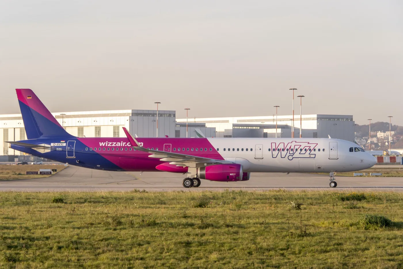 2384318-samolot-a321-zabiera-o-50-pasazerow.jpg
