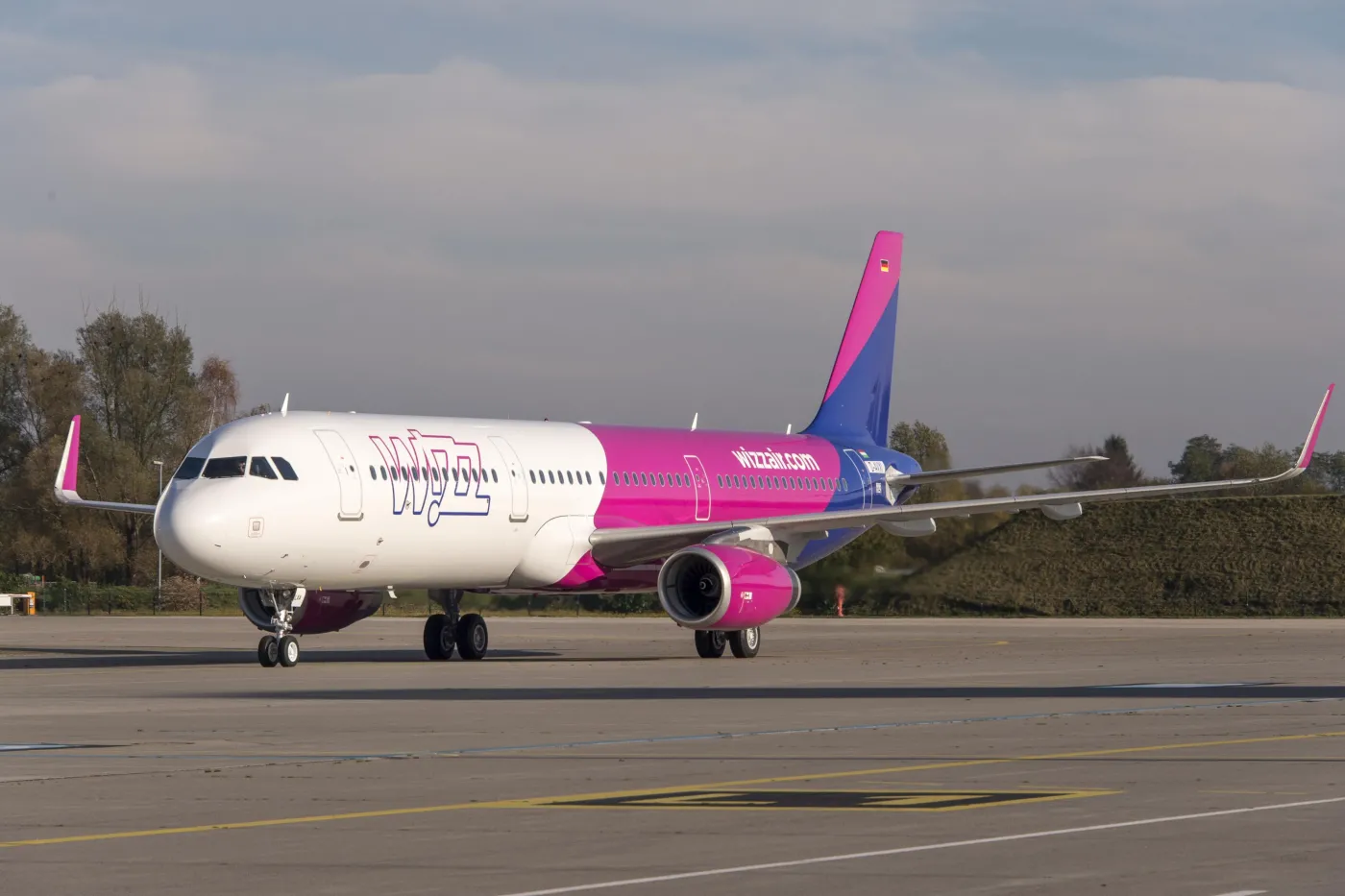 2384334-samolot-a321-bedzie-latal-z-lotniska.jpg