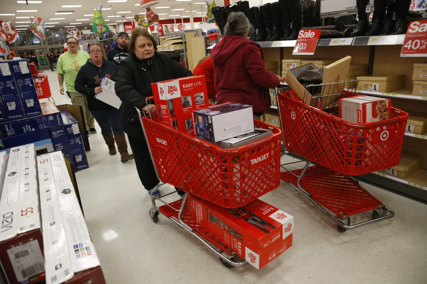 2387655-black-friday-w-sklepie-w-queensbury.jpg