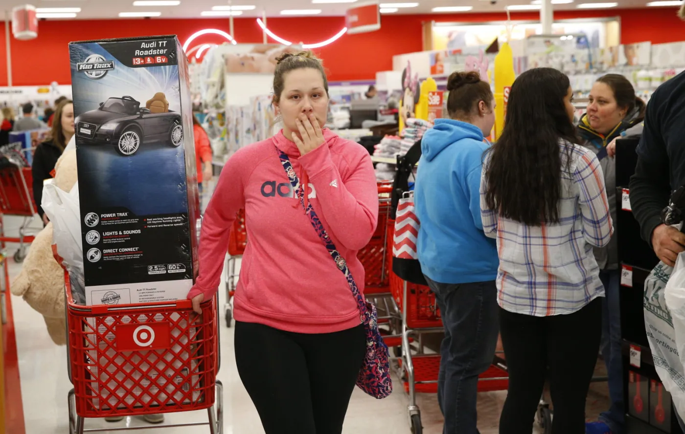 2387703-black-friday-w-sklepie-w-queensbury.jpg