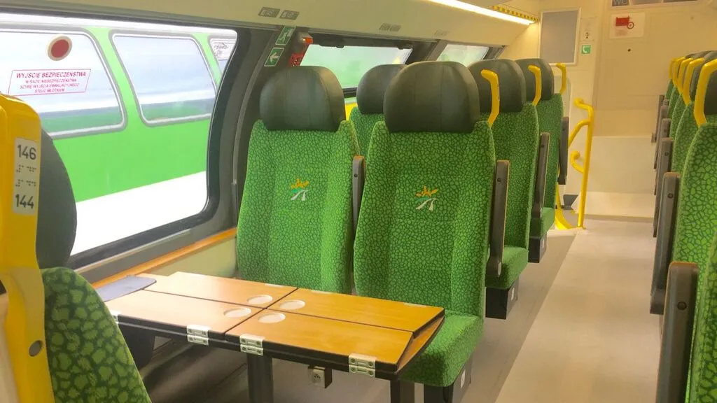 Górny pokład ze stolikiem w wagonie Pesy Sundeck