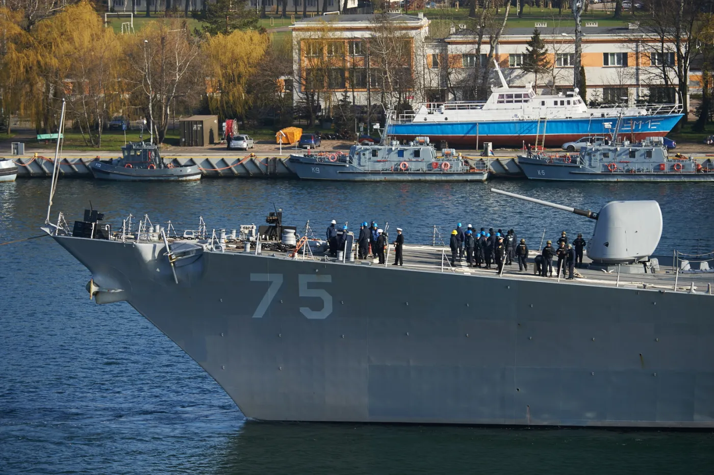 2512491-amerykanski-niszczyciel-uss-donald.jpg