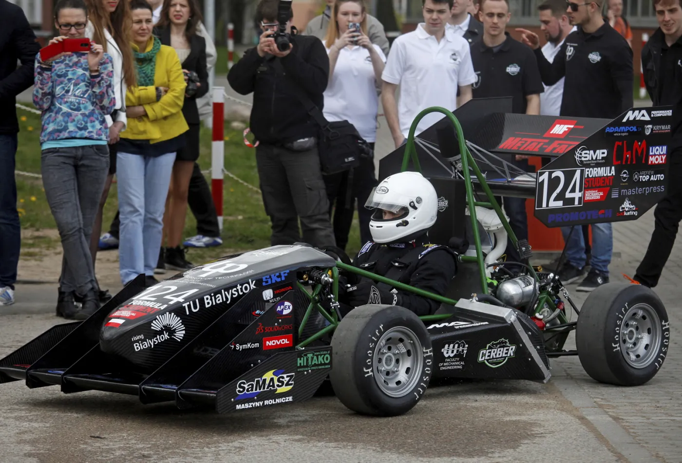2525010-prezentacja-bolidu-cms-03-studentow.jpg