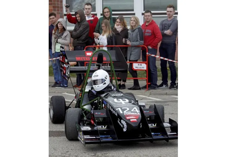 2525026-prezentacja-bolidu-cms-03-studentow.jpg