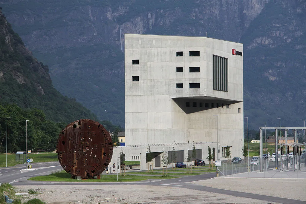 Centrum sterowania ruchem w Pollegio, a obok zużyta tarcza TBM 
