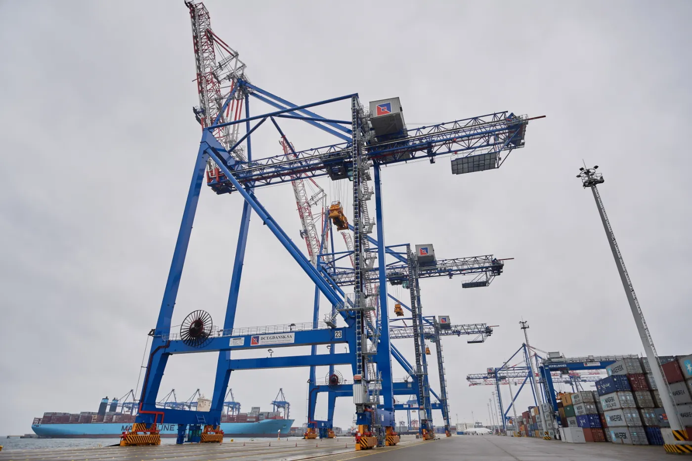 2705255-terminal-kontenerowy-dct-w-gdansku.jpg