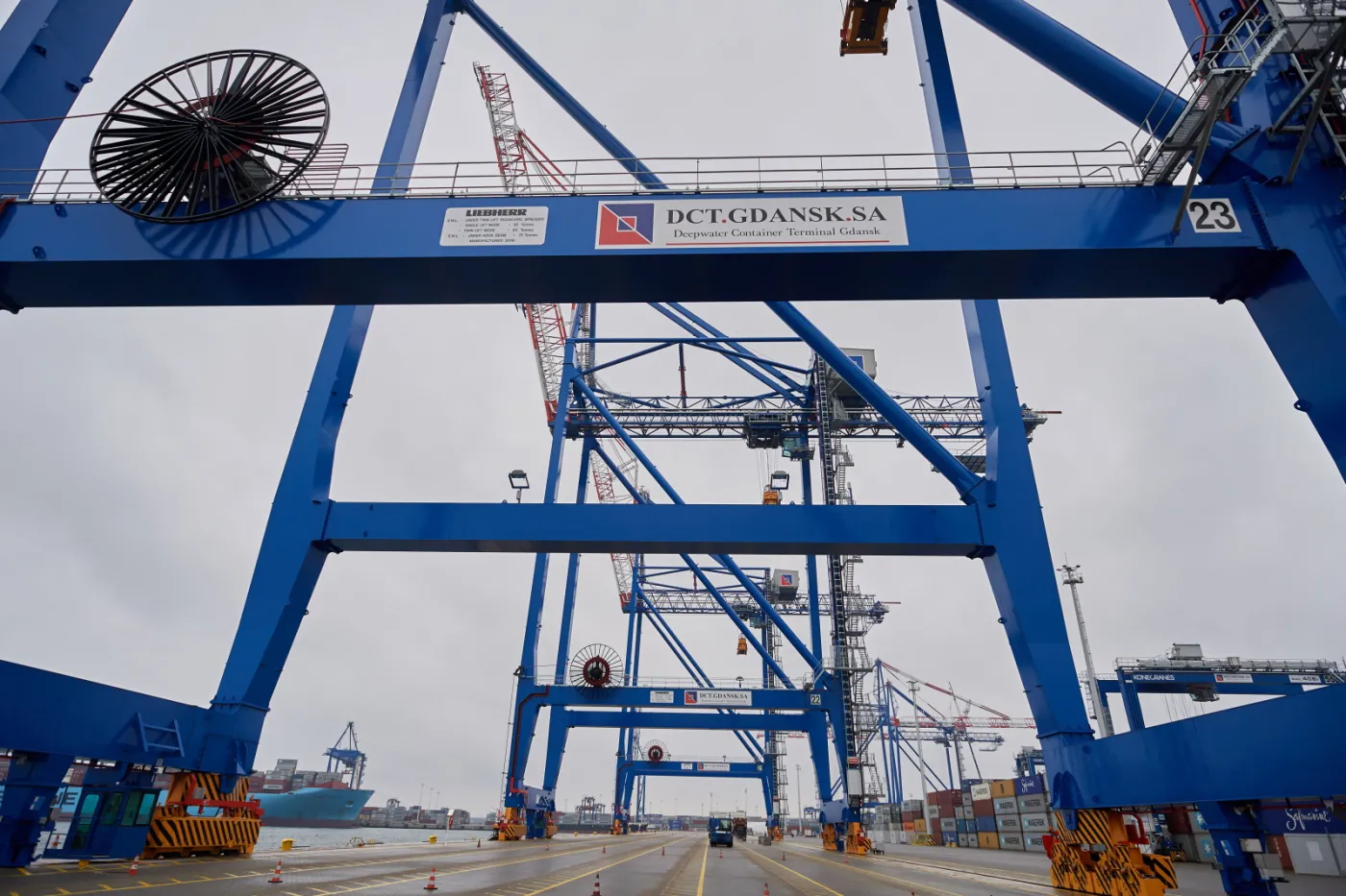 2705271-terminal-kontenerowy-dct-w-gdansku.jpg