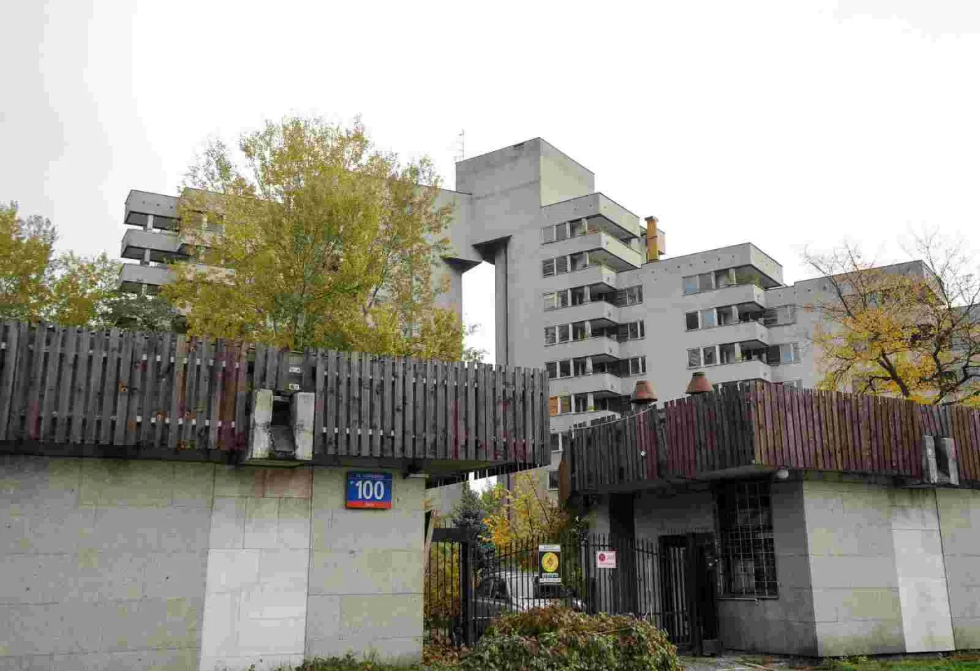 Na zdjęciu archiwalnym z 27.10.2016. opuszczony budynek na ulicy Sobieskiego 100 w Warszawie. Federacja Rosyjska ma zapłacić Skarbowi Państwa ponad 7,8 mln zł za bezumowne korzystanie z nieruchomości przy ul. Sobieskiego 100 w Warszawie - orzekł, 9 listopada 2016r. Sąd Okręgowy w Warszawie. Wyrok jest nieprawomocny. (cat) PAP/Marcin Obara 