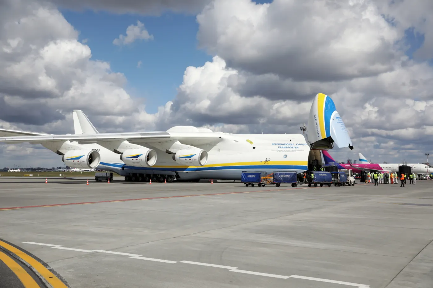 4501616-rozladunek-samolotu-antonov-an-225.jpg