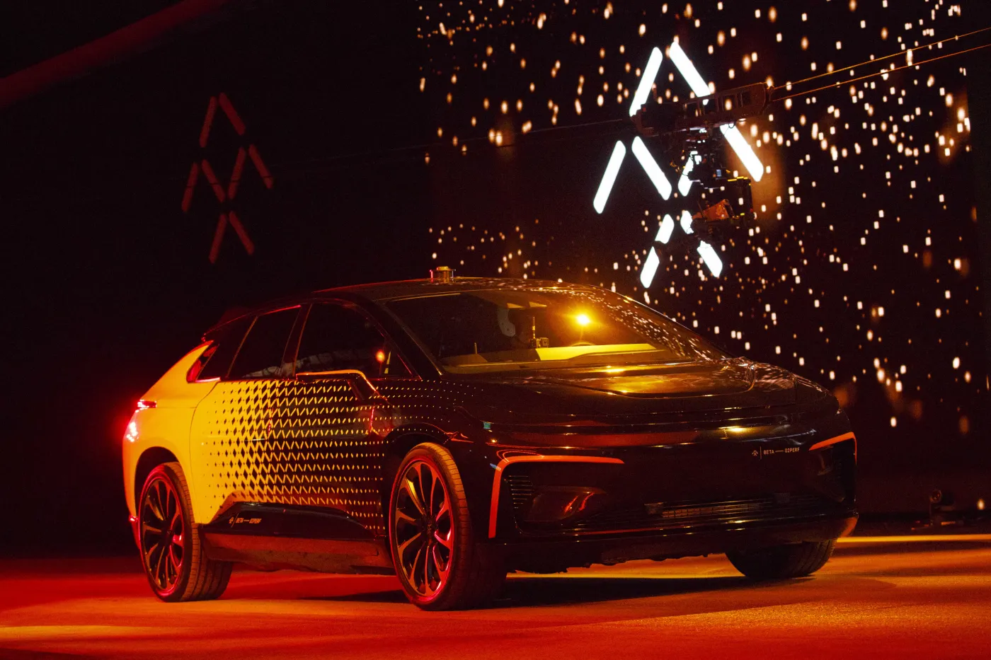 2774879-samochod-elektryczny-ff91-ze-stajni.jpg