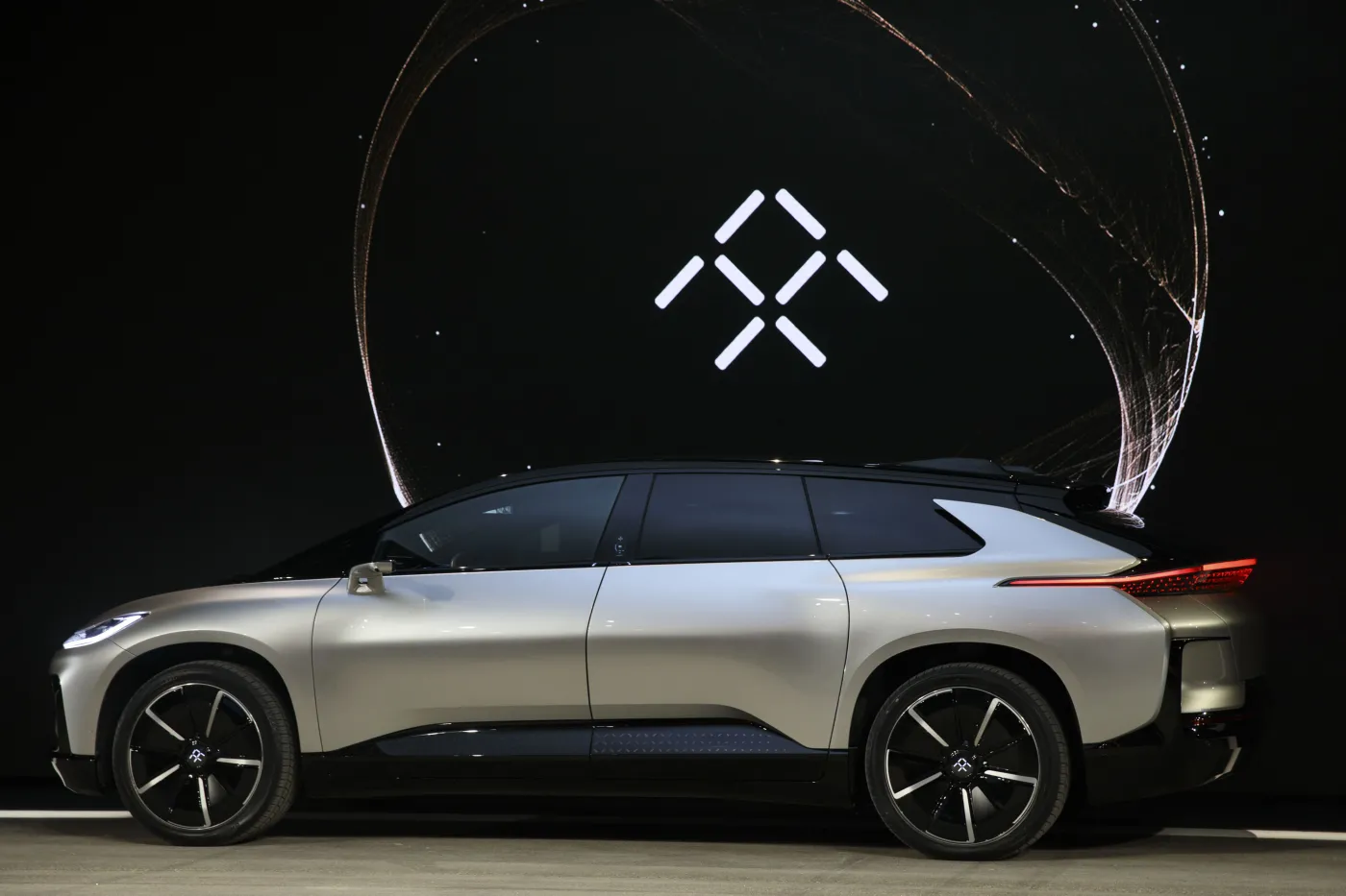 2774831-samochod-elektryczny-ff91-ze-stajni.jpg