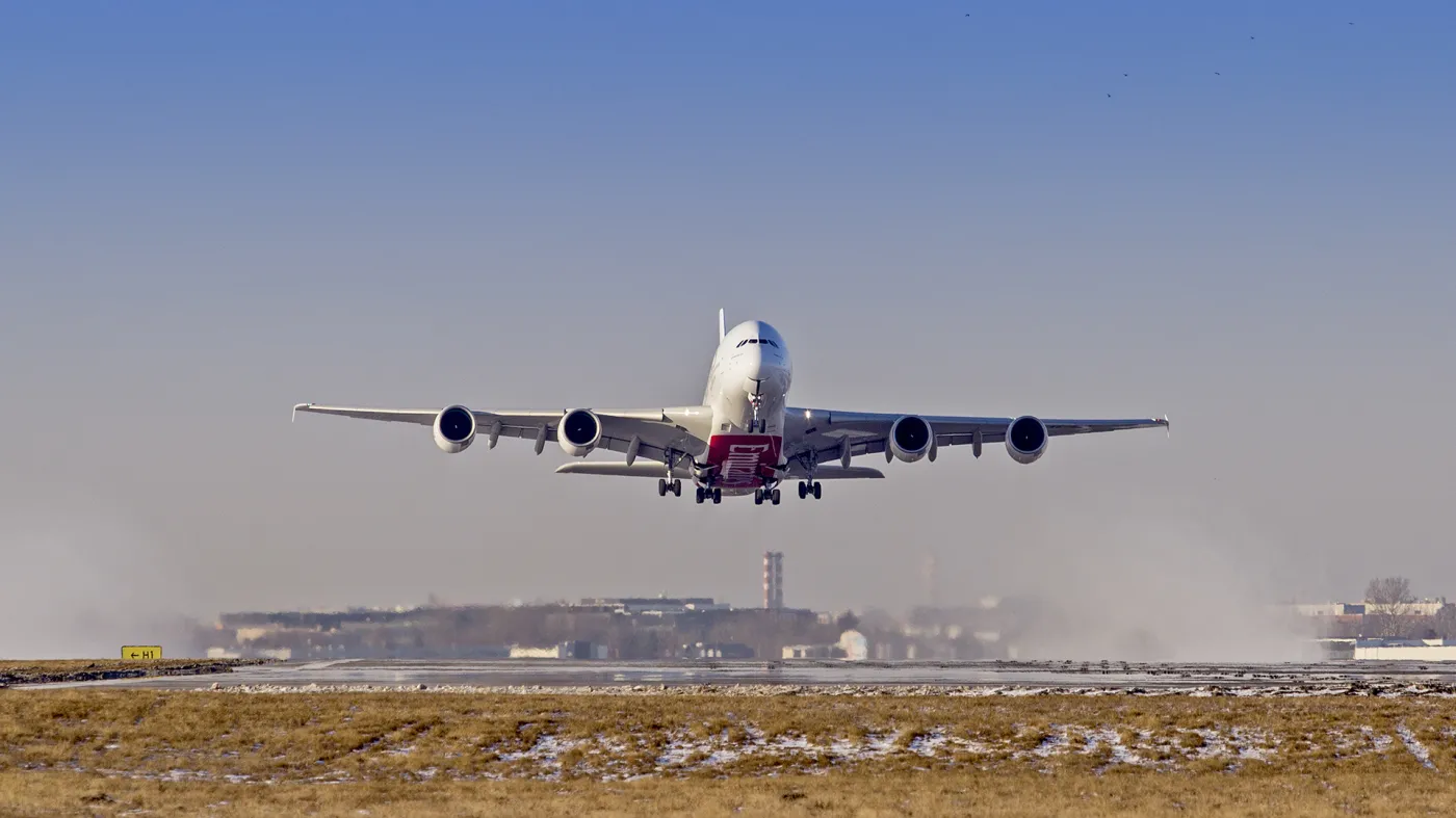 2818475-airbus-a380-na-warszawskim-lotnisku.jpg