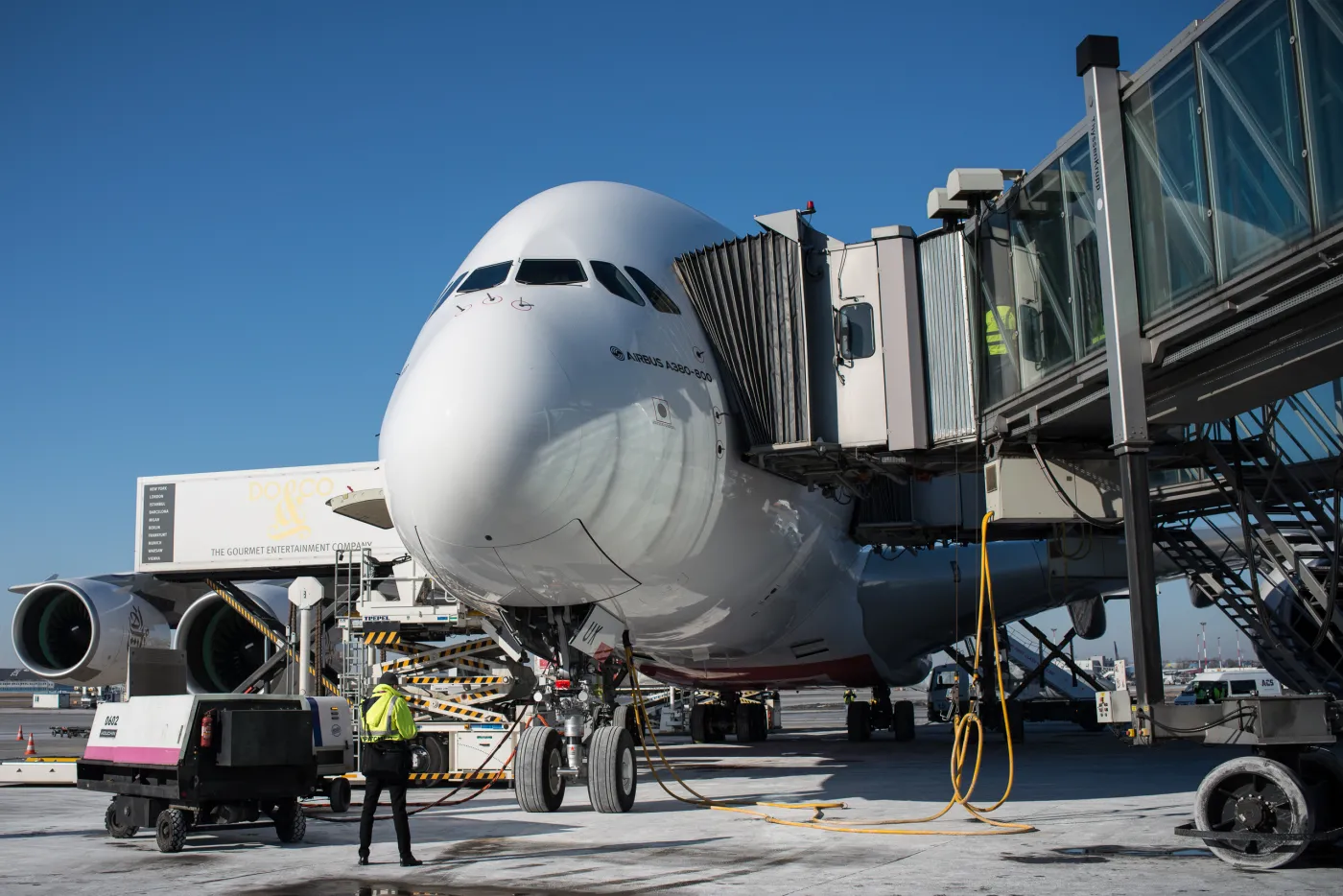 2818491-airbus-a380-na-warszawskim-lotnisku.jpg