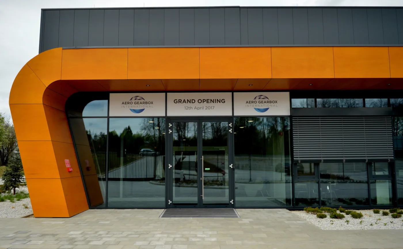 2902110-otwarcia-nowego-zakladu-lotniczego.jpg