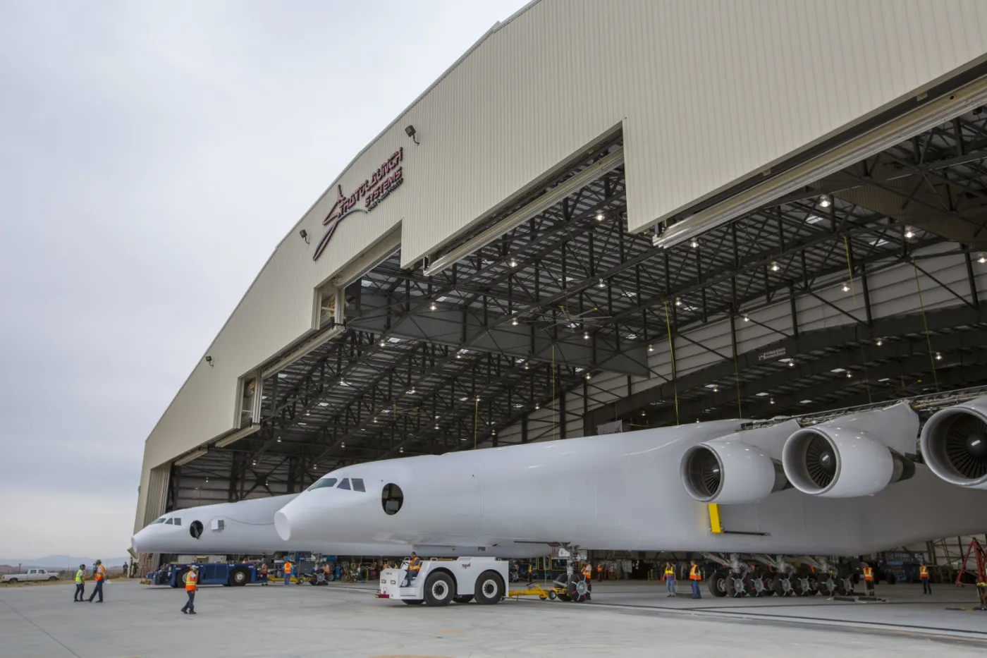 2968645-prezentacja-stratolaunch-na-lotnisku.jpg