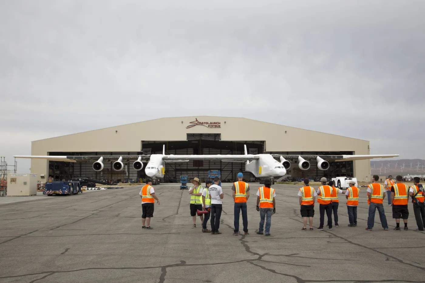2968661-prezentacja-stratolaunch-na-lotnisku.jpg