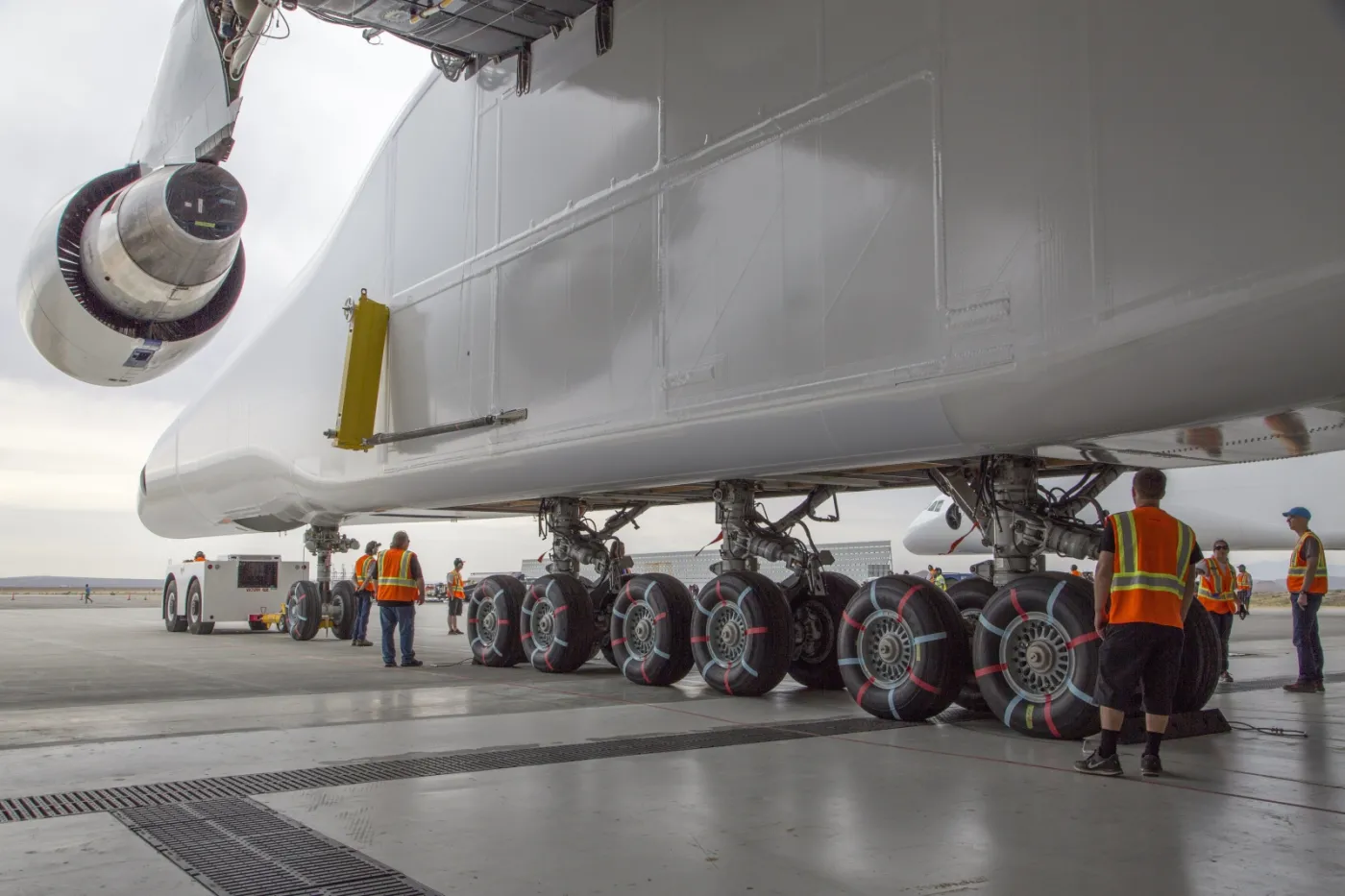 2968679-prezentacja-stratolaunch-na-lotnisku.jpg