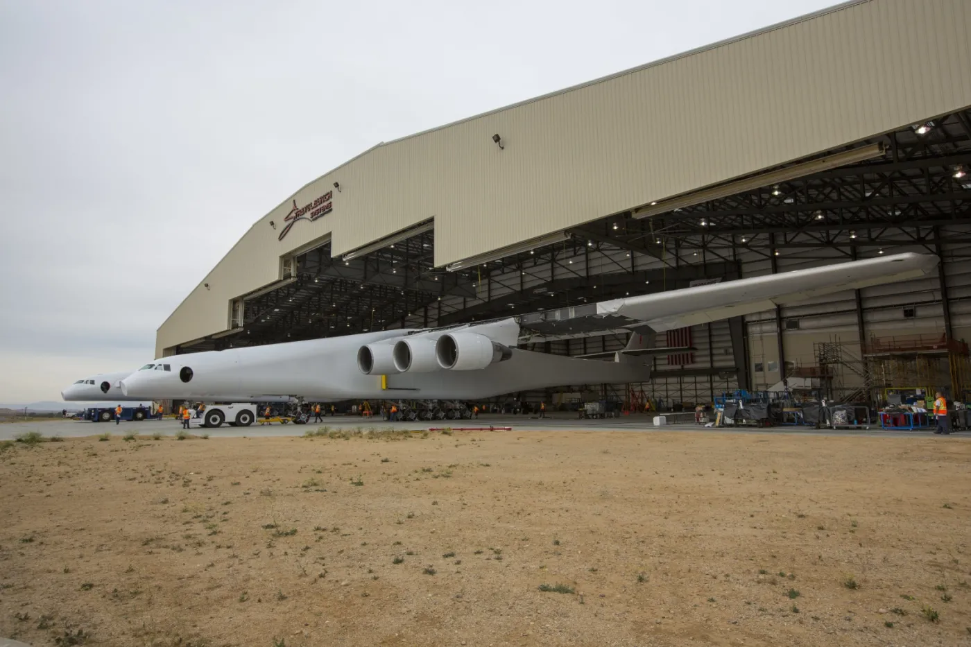 2968740-prezentacja-stratolaunch-na-lotnisku.jpg
