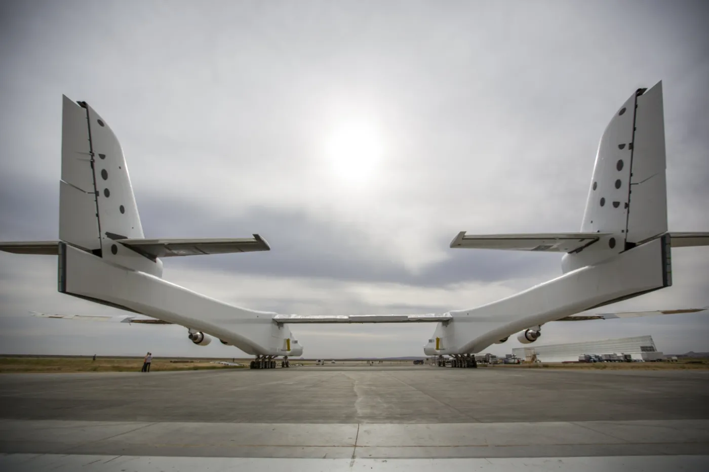 2968770-prezentacja-stratolaunch-na-lotnisku.jpg