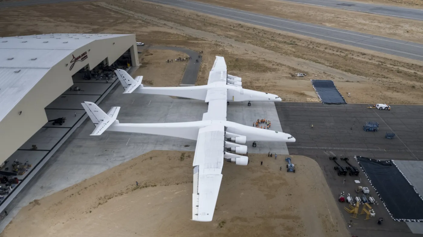 2968786-prezentacja-stratolaunch-na-lotnisku.jpg
