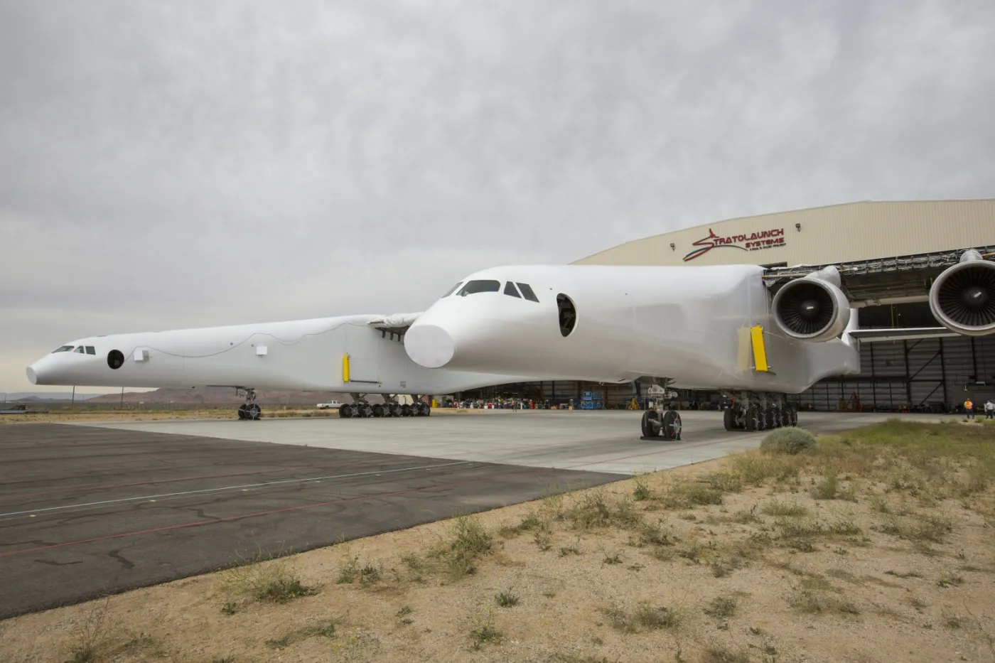 2968708-prezentacja-stratolaunch-na-lotnisku.jpg