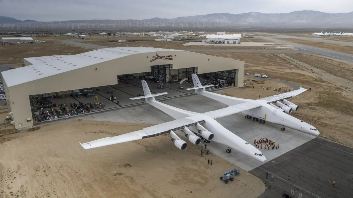 2968724-prezentacja-stratolaunch-na-lotnisku.jpg