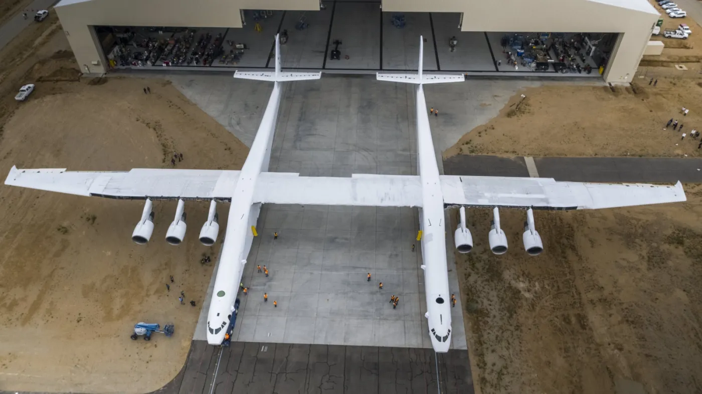2968818-prezentacja-stratolaunch-na-lotnisku.jpg