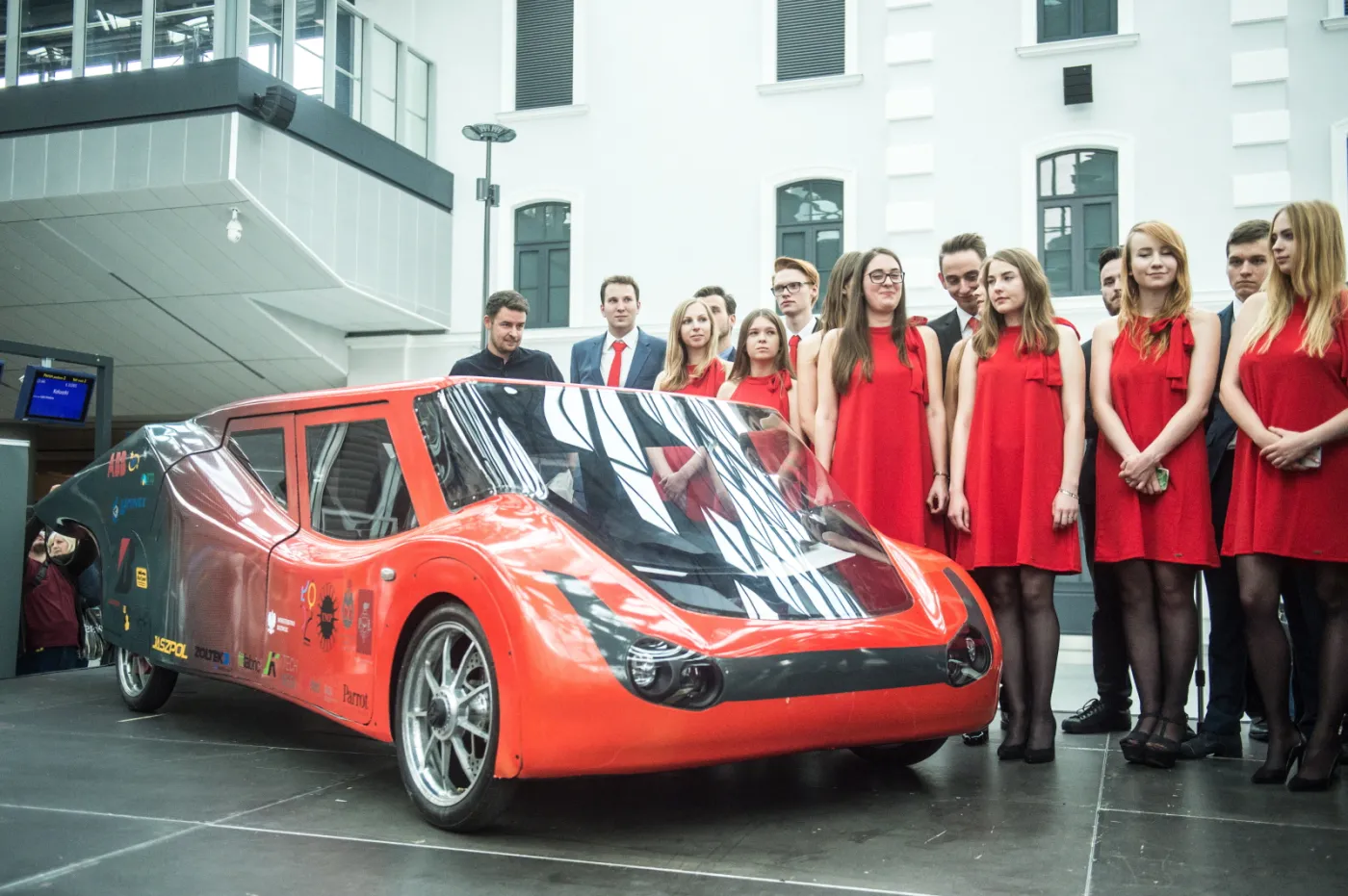 3023238-bolid-solarny-studentow-politechniki.jpg