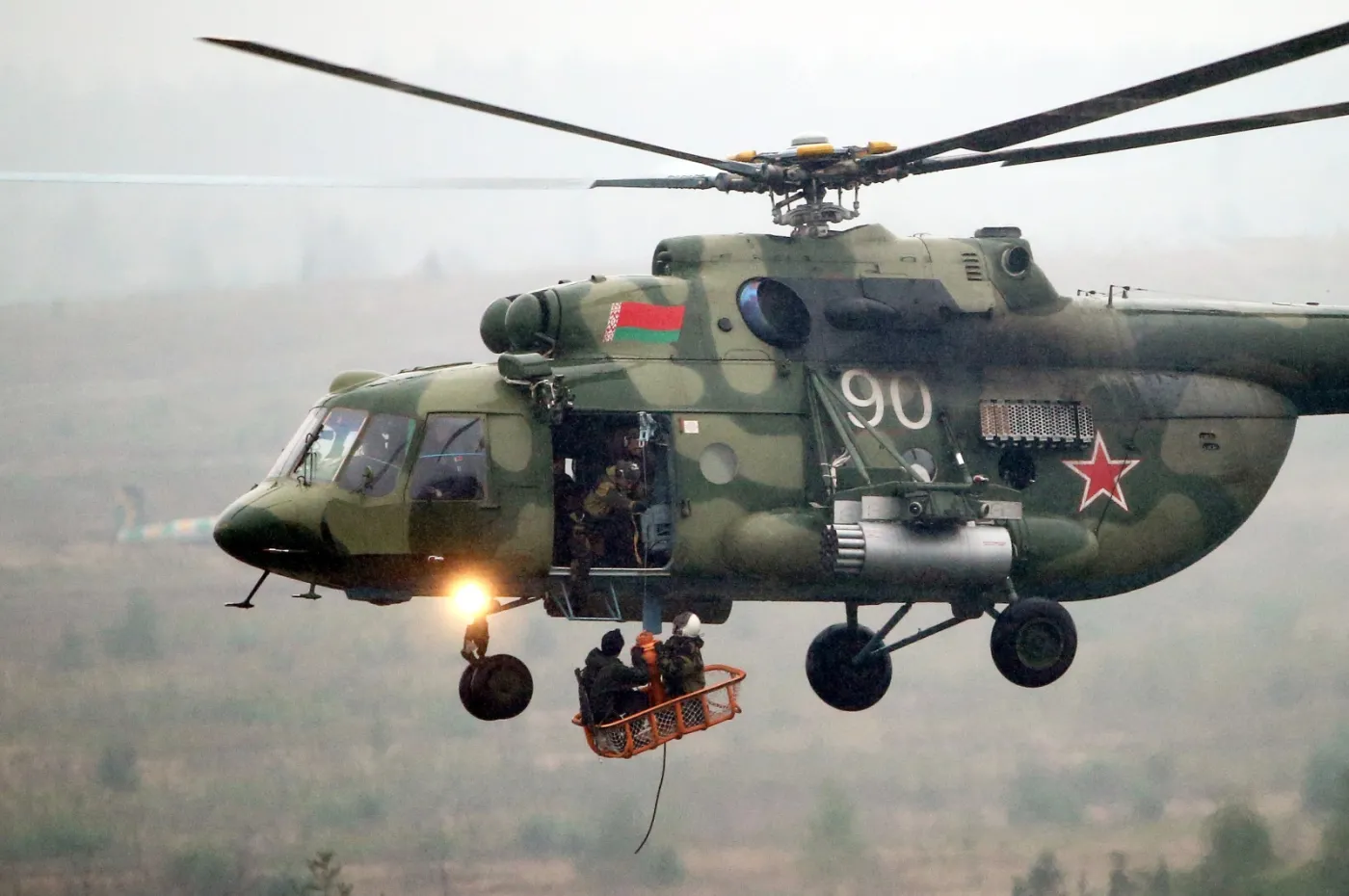 3092162-bialoruski-smiglowiec-mi-8-przewozi.jpg