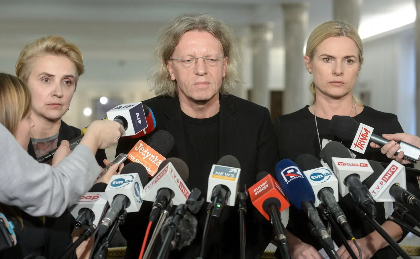 „Rekonstrukcja opozycji”? Klub Nowoczesnej traci członków, PO karze i wyklucza swoich posłów