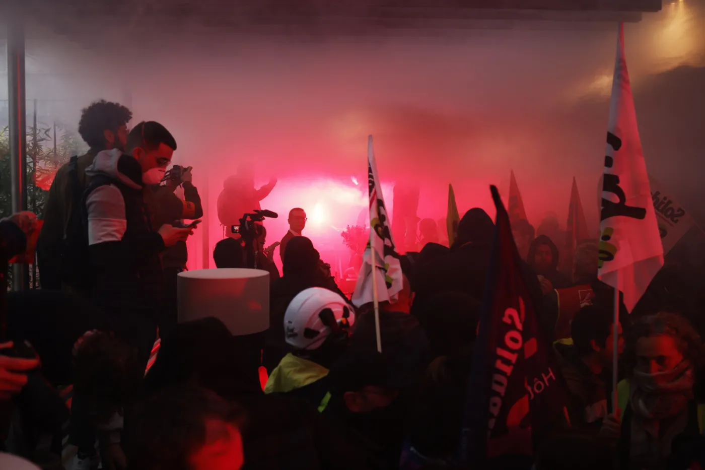 Protestujący przeciwko reformie emerytalnej okupują siedzibę LVMH w Paryżu
