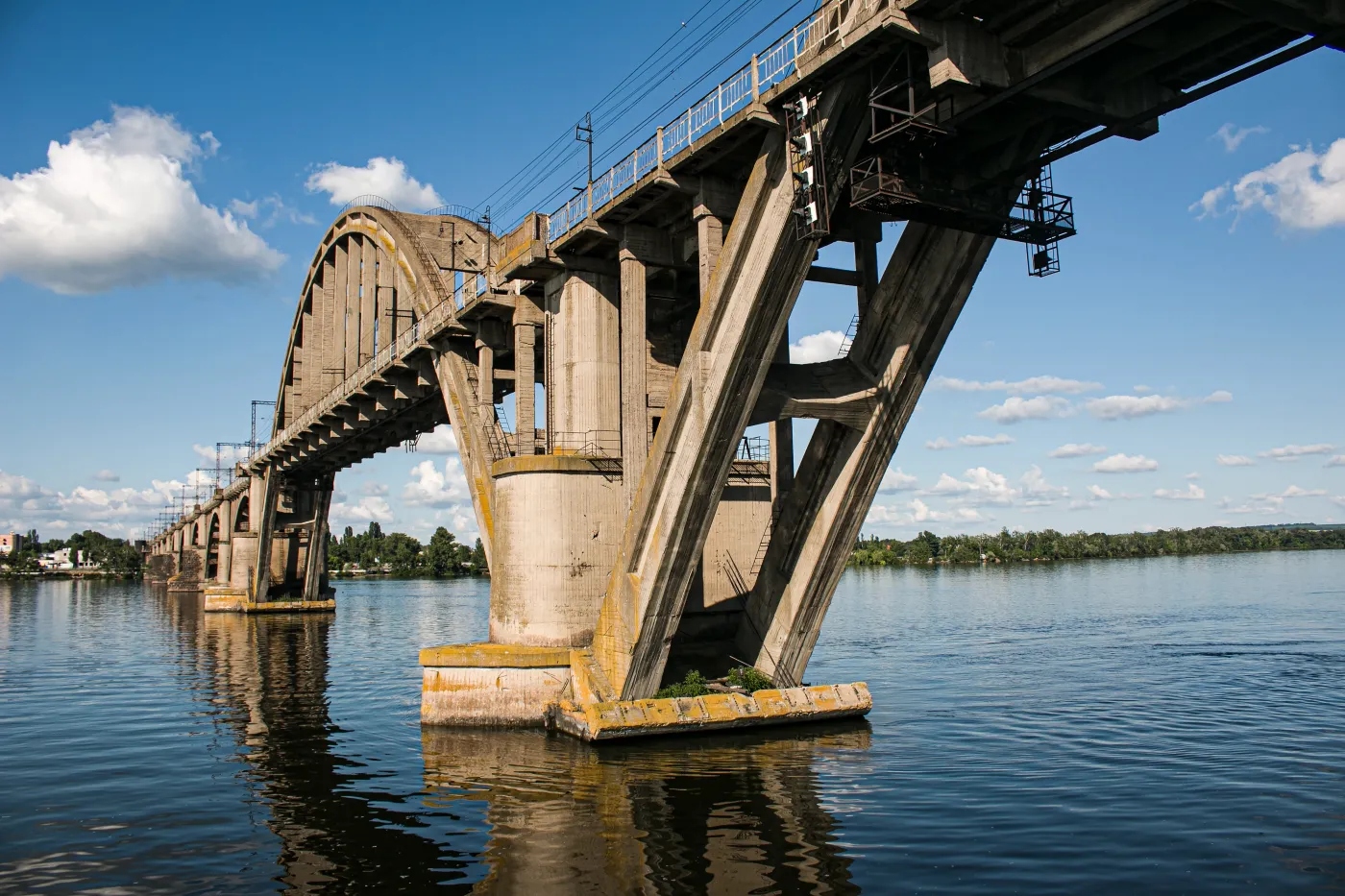 Ukraina zalana. Mieszkańcy prowadzą akcje ewakuacyjne i liczą straty