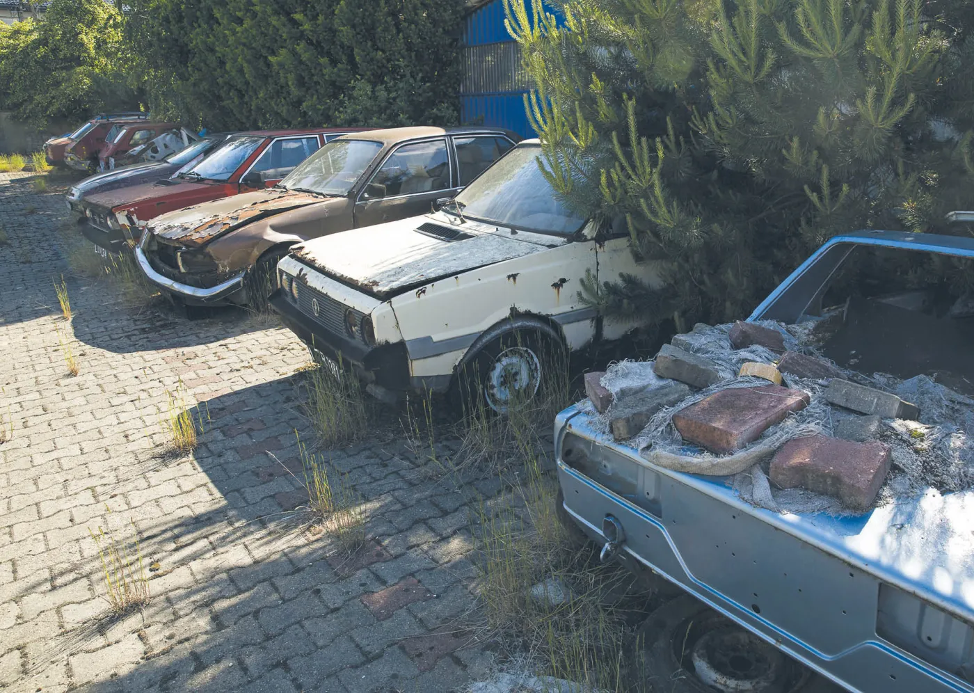 Ile może ważyć czternaście przeżartych rdzą samochodów?