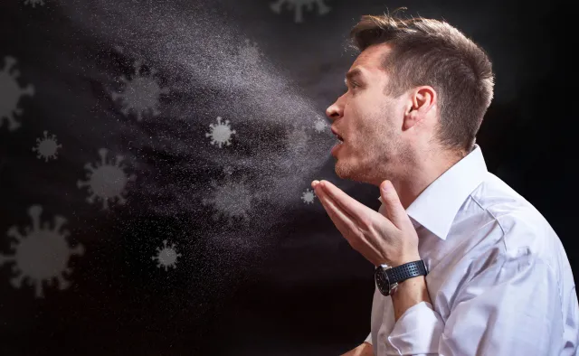 MIT: w pomieszczeniach dystans społeczny nie chroni przed zakażeniem Covid-19 [BADANIE]