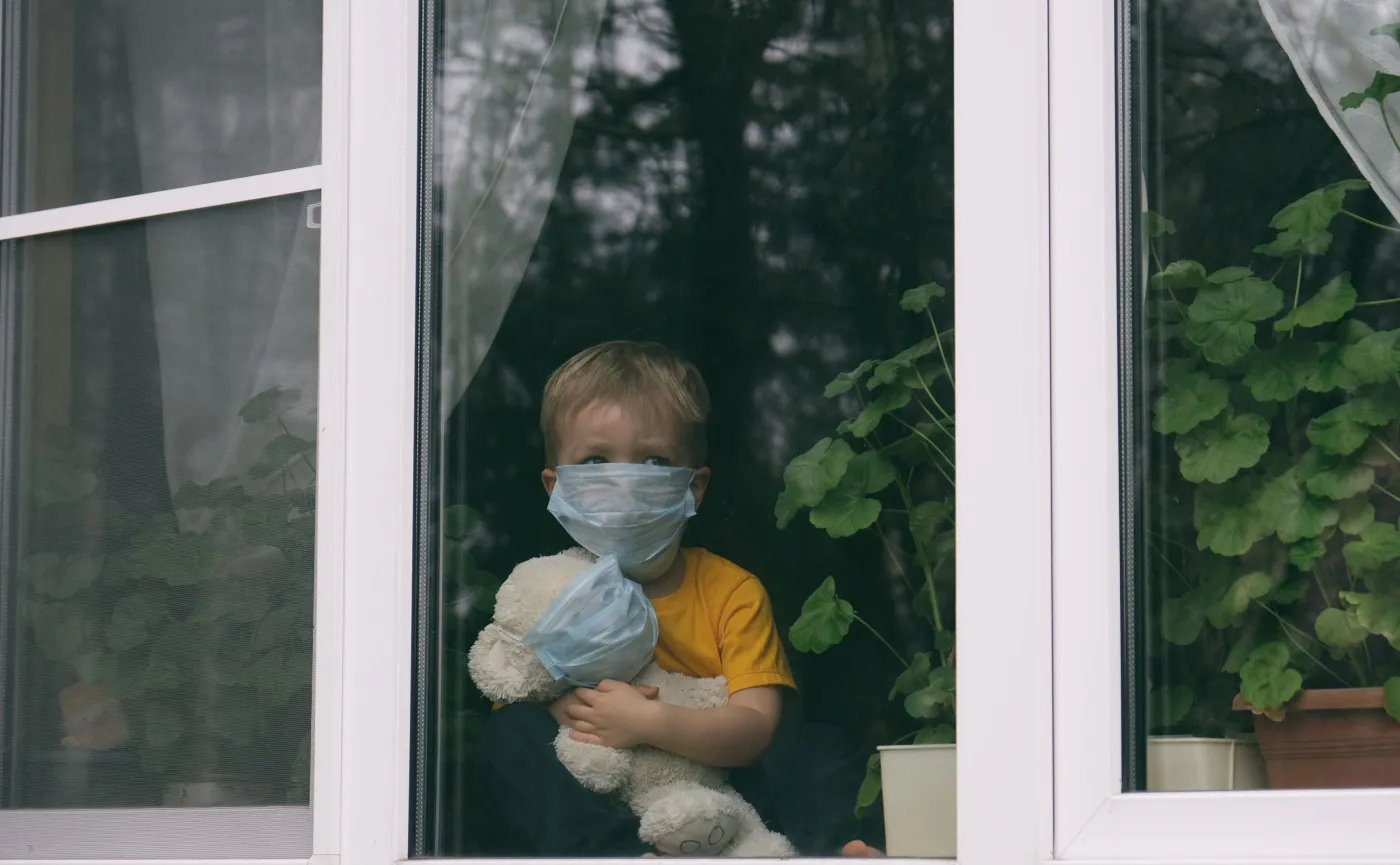 Test na koronawirusa w mobilnym punkcie. Wynik ujemny zwolni z kwarantanny