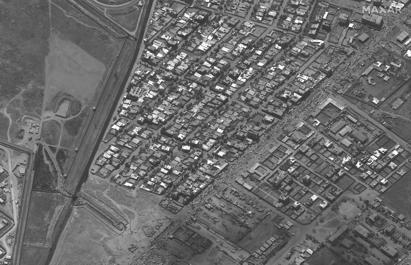 Co najmniej 20 osób zginęło na lotnisku w Kabulu i w jego okolicach informują przedstawiciele NATO